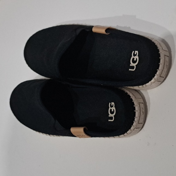 UGG Delu Slip-On - Picture 6 of 7